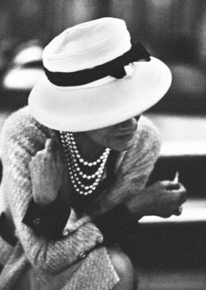 coco gabrielle chanel photos - Coco Chanel in hat and pearls.jpg